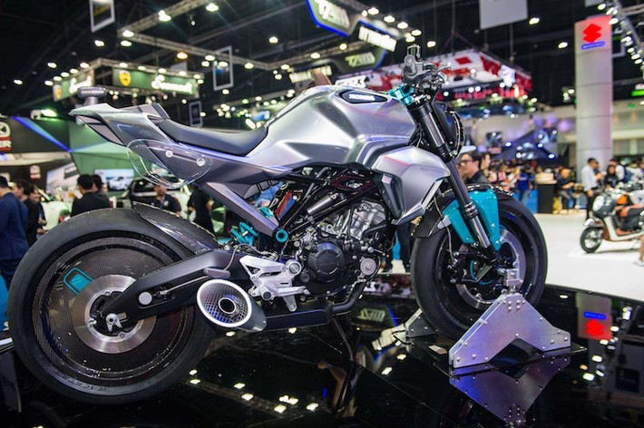 Với bình xăng cùng các tấm ốp hai bên đầy góc cạnh, 150SS Racer sở hữu thân xe mang phong cách khỏe khoắn và khá giống chiếc Honda MSX125 SF mới. Với màu sơn bạc ánh kim, chiếc xe có vẻ ngoài càng trở nên hiện đại hơn. Nằm bên dưới thân xe là bộ khung thép ống từ CBR150R.