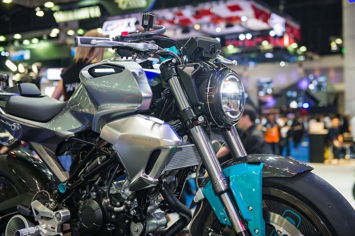 Ở phía trước, 150SS Racer được trang bị một đèn pha chóa tròn gợi nhớ về những chiếc naked bike truyền thống trong quá khứ, nhưng sử dụng công nghệ chiếu sáng LED hiện đại. Nằm hai bên đèn pha là cặp phuộc USD vỏ màu kim loại trông có vẻ khá cao cấp.
