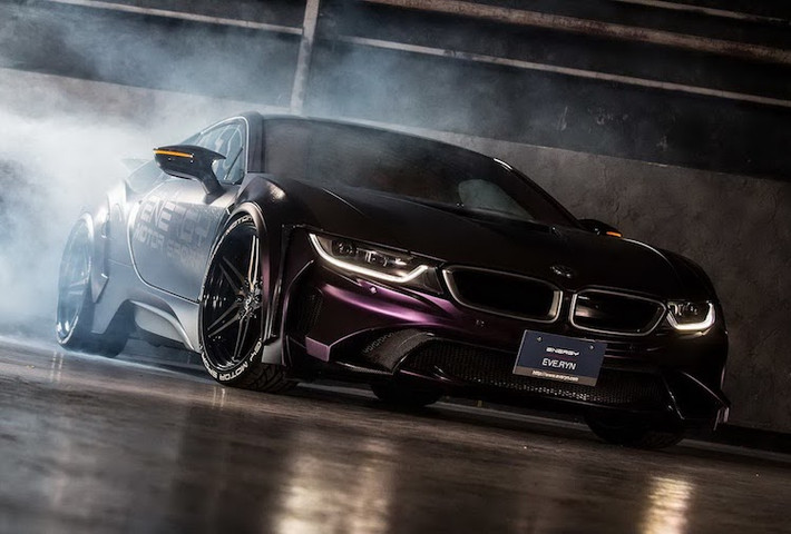 Hiện tại, hãng độ Energy Motor Sport ở Nhật là nhà sản xuất duy nhất thiết kế riêng cho siêu xe BMW i8 một gói độ thân xe "full" widebody thân rộng có tên gọi EVO. Mới đây, Energy Motor Sport đã hoàn thành một chiếc i8 với tên gọi "Dark Knight", lấy cảm hứng từ bộ phim cùng tên về siêu anh hùng Batman và nhân vật phản diện Joker.