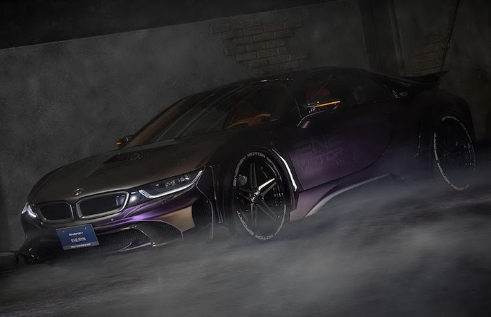 Cũng lấy cảm hứng từ Joker, toàn bộ thân xe đã được dán decal màu tím mờ. Trong khi đó, thiết kế khí động học và chất liệu sợi carbon màu đen của gói độ EVO lại chịu ảnh hưởng từ "người dơi" Batman và "chiến xa" Batmobile của anh.