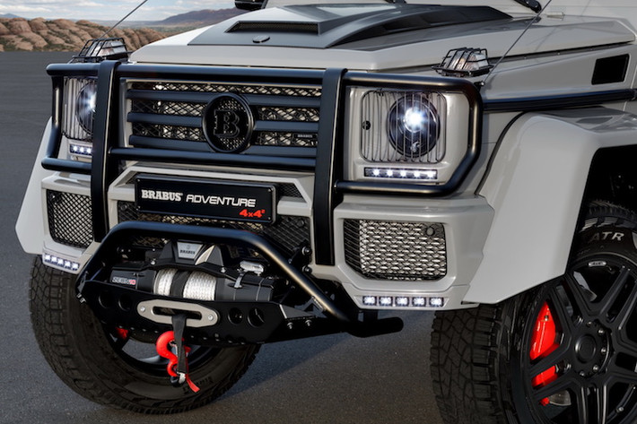 Với 550 Adventure 4x4², Brabus đã gần như hoàn toàn không thay đổi thiết kế nguyên bản của G500 4x4², ngoại trừ nắp ca-pô với khe hút gió nổi "cơ bắp" hơn. Ở phía trước, một bộ ba-đờ-sốc kèm lưới chắn đèn pha cứng cáp đã được hãng trang bị thêm cho G500 4x4², đồng thời tạo điểm gắn bộ tời điện cứu hộ có lực kéo lớn.