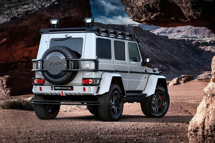 Theo Brabus, khách hàng có thể đem chiếc G500 4x4² của mình tới để hãng nâng cấp hoặc mua sẵn một chiếc 550 Adventure 4x4². Chiếc xe Mercedes G550 offroad trong bài viết có giá 9,93 tỷ đồng.