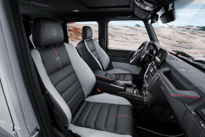 Ở bên trong nội thất, Brabus cũng đã bọc lại toàn bộ cabin của G500 4x4² trong da cao cấp Mastik. Chiếc xe "demo" của hãng có nội thất bọc da trùng màu xanh ngoại thất, tuy nhiên khách hàng có thể đặt Brabus "cá nhân hóa" 100% theo ý thích của mình.