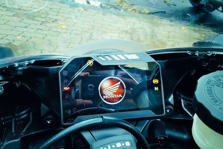 Không chịu "thua kém" các đối thủ thế hệ mới, Honda cũng đã trang bị cho CBR1000RR bảng điều khiển LCD màu kỹ thuật số, với một số đèn báo phụ trợ đặt hai bên và đèn báo chuyển số ở cạnh trên. Giao diện của bảng đồng hồ được chia thành 3 chế độ Street, Circuit và Mechanic phù hợp với từng điều kiện sử dụng khác nhau.