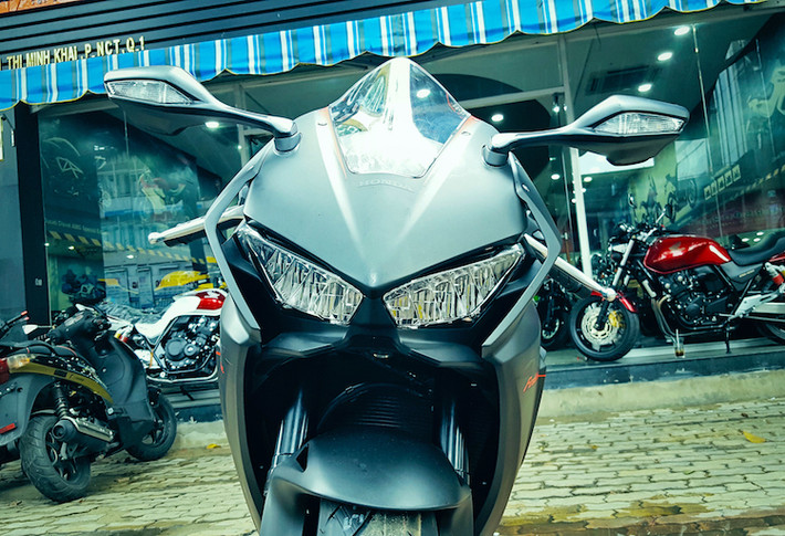 Vốn bị đánh giá là có thiết kế quá "hiền", CBR1000RR thế hệ mới đã được Honda "lột xác" toàn bộ với kiểu dáng sắc sảo hơn. Phần đầu CBR1000RR 2017 có cặp đèn pha LED góc cạnh, phía trên là gương chiếu hậu "sừng bò" đặc trưng của dòng xe kèm xi-nhan. Đặc biệt, Honda đã khéo léo tích hợp 2 khe gió hai bên đèn pha của xe, giúp tăng lực nén thân xe ở tốc độ cao - một "xảo thuật" có nguồn gốc từ MotoGP.