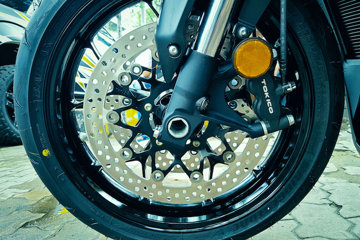 CBR1000RR được trang bị cặp mâm 5 cánh chữ Y mới với trọng lượng nhẹ hơn. Hệ thống phanh trước của xe vẫn có dạng đĩa kép, dùng heo Tokico 4 pis trên phiên bản thường và Brembo Monoblock trên bản SP trở lên. Dù vẫn có phuộc trước USD nhưng CBR1000RR 2017 bản thường dùng phuộc Showa tự động cân bằng, trong khi các bản SP và SP2 có phuộc Ohlins S-EC NIX30 kèm bộ xử lý SCU.