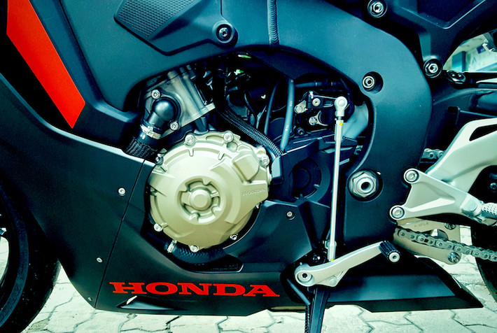 Khối động cơ trên CBR1000RR thế hệ mới được phát triển từ mẫu cũ. Theo Honda, các kỹ sư của hãng đã tháo tung động cơ và "soi từng chi tiết" để có thể tìm ra mọi điểm có thể cải tiến được. Kết quả là chiếc xe đã có khối máy mạnh hơn 11 mã lực, nhẹ hơn 2 kg và có số vòng tua máy cực đại lên tới 13.000 rpm.