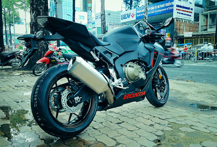 Tại Nhật, phiên bản CBR1000RR cơ bản với màu đen nhám có giá khởi điểm từ 2,0142 triệu Yen (tương đương 407 triệu). Sau khi đóng đủ các loại thuế và cộng mọi chi phí khác nhau, chiếc xe có giá tại thị trường Việt Nam là khoảng hơn 800 triệu đồng.