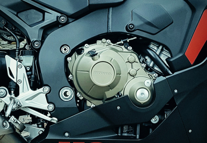 So với thế hệ trước, CBR1000RR vẫn có khoảng hành trình piston 55,1 mm cùng đường kính trái 76 mm nhưng đã có tỉ số nén tăng từ 12.3:1 thành 13:1. Công suất của động cơ này đạt 189 mã lực cùng mô-men xoắn cực đại 110 Nm. Bên cạnh đó, Honda cũng đã trang bị cho chiếc xe ly hợp chống khóa bánh khi dồn số (slipper clutch) và hệ thống chuyển số nhanh không cần bóp côn.