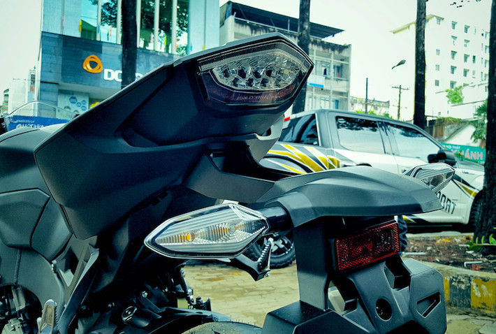Giống như những mẫu xe phân khối lớn khác hiện nay, CBR1000RR 2017 được trang bị cặp xi-nhan LED gắn ở pát biển số kèm chắn bùn khá dài phía sau. Đèn hậu của xe cũng sử dụng công nghệ LED hoàn toàn.
