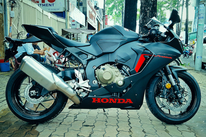 Những chiếc CBR1000RR 2017 bản thường đầu tiên về Việt Nam có màu đen mờ ánh kim cực "ngầu", ngoài ra phiên bản này còn có thêm màu đỏ. Trong khi đó, các phiên bản CBR1000RR SP và SP 2 còn có thêm bản 3 màu đặc trưng trắng-xanh-đỏ của công ty xe đua HRC (Honda Racing Corporation).