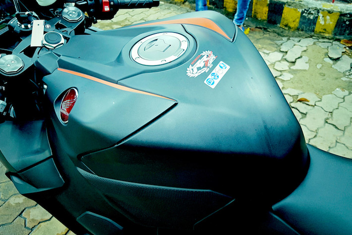 Một tiêu chí được Honda đề cao khi thiết kế CBR1000RR mới đó là giảm trọng lượng tối đa. So với đời cũ, chiếc xe có ắc quy nhẹ hơn một nửa, bình xăng bằng titanium, khung hợp kim nhôm nhẹ hơn... để khiến trọng lượng giảm 14 kg, đạt trọng lượng ướt 197 kg. Ra mắt lần đầu vào năm 1992, dòng CBR RR Fireblade tới nay đã được 25 tuổi, chính vì vậy phiên bản 2017 còn có thêm logo đặc biệt dán trên bình xăng.