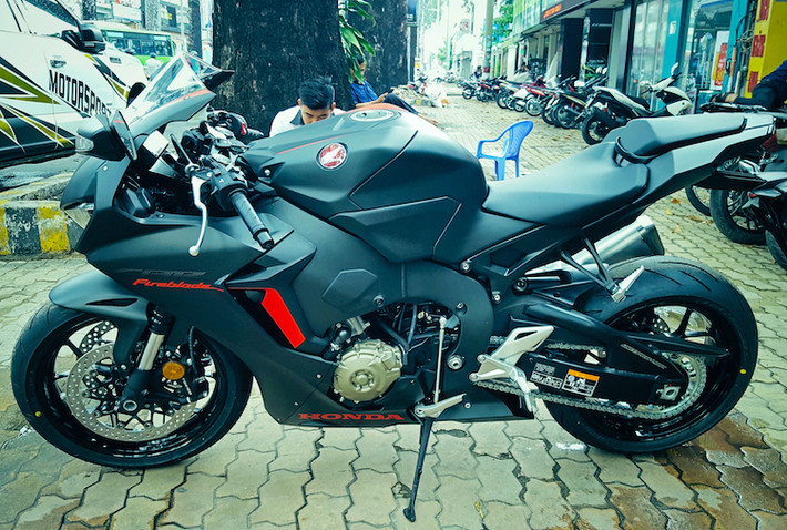 Tại một số thị trường trên Thế giới như Nhật, CBR1000RR 2017 mới chỉ được bán chính thức từ tháng 3 vừa qua. Tuy nhiên rất nhanh chóng, 3 chiếc CBR1000RR 2017 màu đen mờ đã được một showroom môtô tại Sài Gòn nhập về Việt Nam. Nếu không tính những mẫu xe trưng bày của Honda, 3 chiếc xe này là những chiếc CBR1000RR 2017 đầu tiên xuất hiện tại Đông Nam Á - trước cả châu Âu.