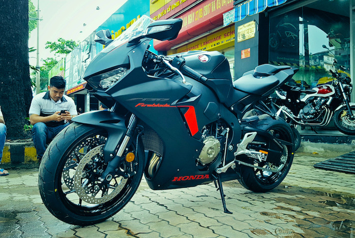 Tại triển lãm Intermot diễn ra tại Đức vào mùa thu năm 2016, mẫu siêu môtô Honda CBR1000RR 2017 thế hệ mới đã lần đầu tiên được "trình làng". Dựa trên cơ sở khung và máy của đời cũ, CBR1000RR đã được Honda tập trung hướng tới tỉ lệ công suất/trọng lượng và khả năng điều khiển hoàn hảo. Xe có tổng cộng 3 phiên bản là bản thường cùng 2 bản thể thao SP/SP2.