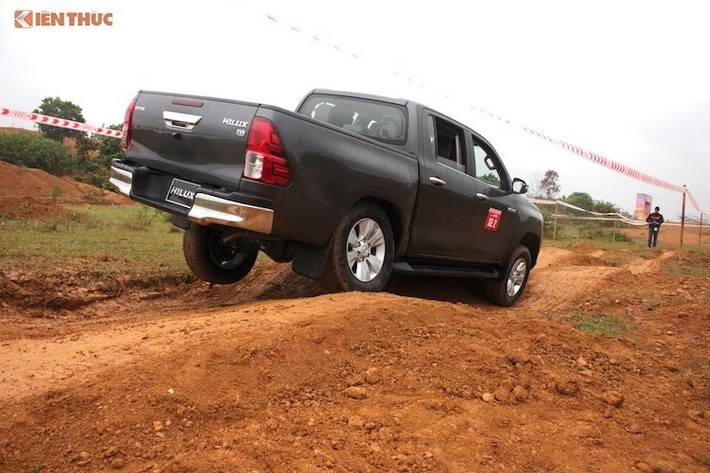 Doanh số thấp của Isuzu D-Max tại Việt Nam bị ảnh hưởng không nhỏ bởi số lượng các đại lý, trạm bảo hành, sửa chữa còn "mỏng" tại Việt Nam. Trong khi đó, nhờ thương hiệu Toyota được dân Việt ưa chuộng, Hilux vẫn có doanh số đạt mức trung bình khá nhưng chưa bao giờ "so găng" được với Ford Ranger, chưa kể tới việc phân khúc bán tải hiện cũng có rất nhiều đối thủ hấp dẫn "ăn" mất thị phần.