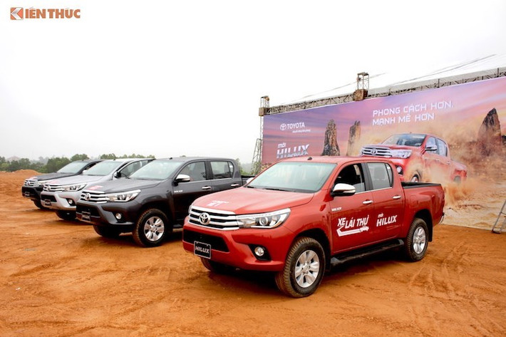 Trong phân khúc xe bán tải tại thị trường Việt, cả Toyota Hilux và Isuzu D-Max đều là những mẫu xe thuộc hàng "cây đa cây đề" khi đã xuất hiện tại thị trường Việt từ khá lâu. Trong đó, Isuzu D-Max đã có mặt từ năm 2005 và Toyota Hilux cũng đã xuất hiện từ thị trường Việt năm 2008 và chính thức được phân phối chính hãng kể từ năm 2009.