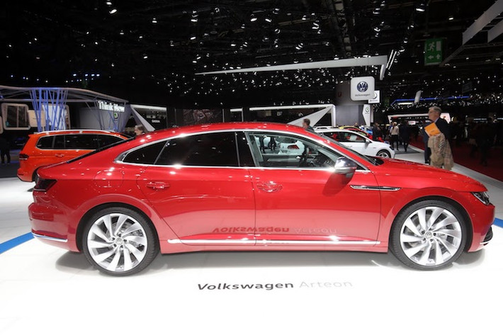 Dựa trên nền tảng khung sàn MQB mới nhất của Volkswagen, Arteon có chiều dài 4,862 m, rộng 1,871 m, cao 1,427 m và trục cơ sở dài 2,841 m. Tương tự như A5 Sportback, vòm mui của chiếc xe kéo dài một cách thanh lịch về phía đuôi. Cùng với bộ mâm nhiều nan xoắn, Arteon sở hữu kiểu dáng đầy hấp dẫn và năng động.