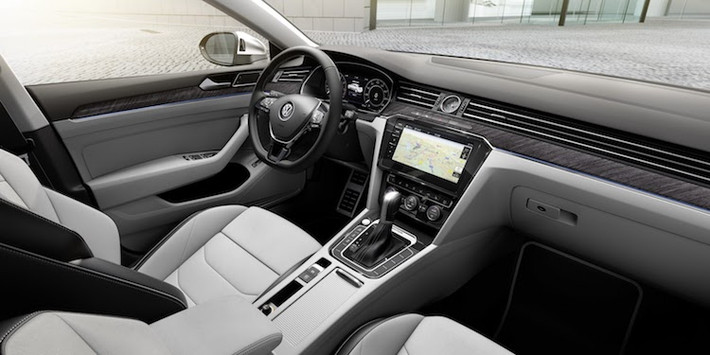 Nội thất của Arteon thừa hưởng thiết kế đơn giản nhưng sang trọng của chiếc sedan hạng trung Passat nhưng sở hữu những công nghệ hiện đại hơn. Trong đó, nổi bật nhất phải kể tới hệ thống thông tin giải trí với màn hình kích thước từ 6,5 tới 9,2 inch, tùy từng phiên bản. Là một mẫu xe cao cấp, Arteon còn có đèn cảm biến LED chạy xung quanh nội thất.