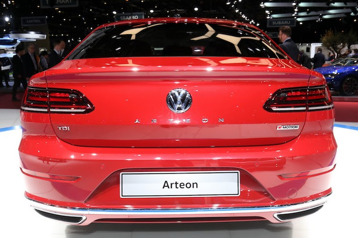 Giống như A5 Sportback, chiếc xe cũng có cửa sau mở rộng và khoang hành lý có thể tích khá lớn. Phần đuôi của Arteon được thiết kế đơn giản nhưng tinh tế theo phong cách Volkswagen với cặp đèn hậu LED chạy ngang, logo chữ W nằm chính giữa kèm dòng chữ Arteon nổi.