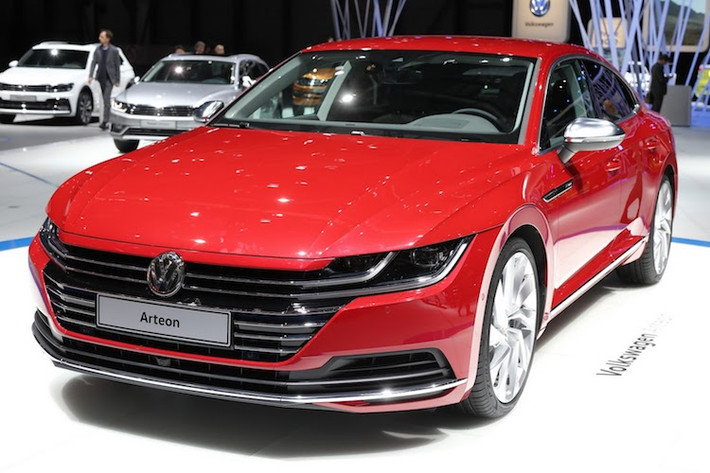 Sở hữu ngôn ngữ thiết kế quen thuộc của Volkswagen nhưng so với các dòng xe khác của hãng, Arteon nổi bật và quyến rũ hơn nhiều. Điểm nhấn độc đáo nhất của chiếc xe là cụm lưới tản nhiệt nhập làm một với đèn pha trước, với các chóa pha LED được ngăn với nhau bởi các nan lưới tản nhiệt.