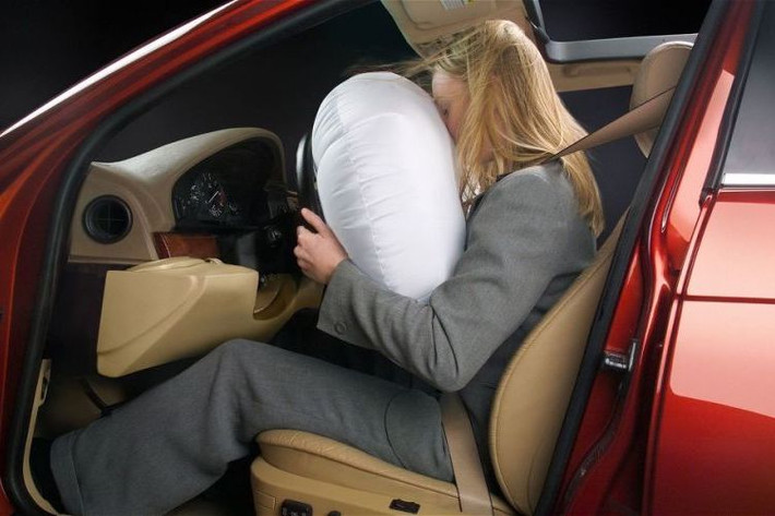 Cùng với túi khí và thân xe với các vùng hấp thụ xung lực, dây đai an toàn là một trong những thiết bị bảo vệ tối quan trọng, không thể thiếu được trên xe hơi ngày nay. Với tầm quan trọng của dây an toàn, rất nhiều quốc gia trên Thế giới hiện đều có những bộ luật để bắt buộc người dân đeo dây an toàn khi ở trên xe.