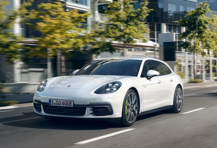Các phiên bản động cơ của Panamera Sport Turismo không có sự thay đổi so với bản thường. Phiên bản có giá rẻ nhất là Panamera 4S, được trang bị động cơ V6 2.9l kèm theo 2 tăng áp nằm giữa các hàng xi-lanh. Động cơ này đem tới công suất lên tới 434 mã lực và mô-men xoắn cực đại 550 Nm - lần lượt cao hơn 20 mã lực và 30 Nm so với phiên bản tương đương của thế hệ trước.