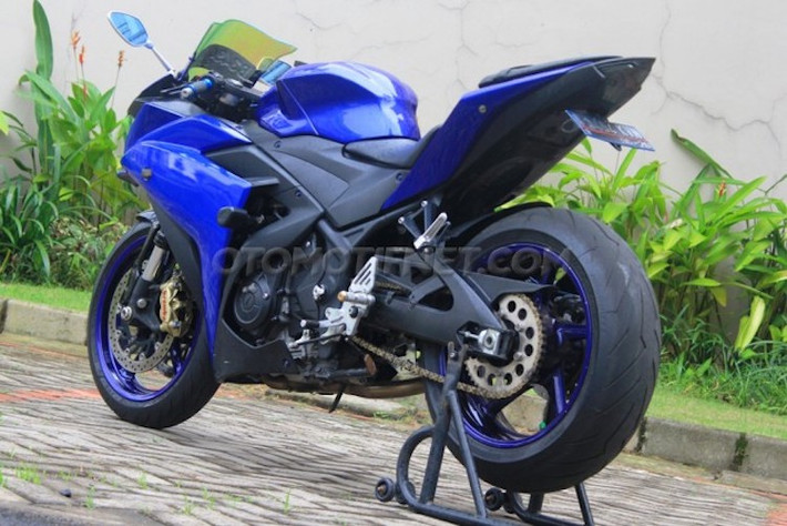 Bên cạnh mâm R1, phần trước của xe đã có hệ thống phanh đĩa kép Brembo của Suzuki GSX-R1000 2015. Những thay đổi ở kiểu dáng thân xe bao gồm pát biển số sau R&G và vỏ bình xăng phong cách Yamaha R1. Nằm ở phía trên tay lái là trợ lực Hyper Pro cùng tay phanh/côn Pazzo Racing, bao tay Rizoma Lux và gương hậu Rizoma.