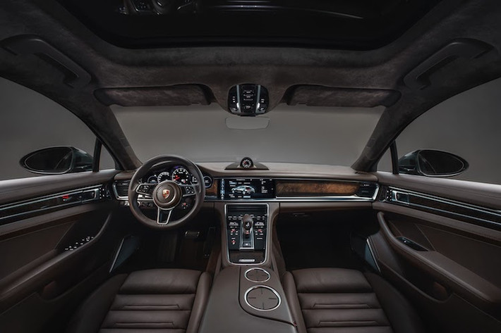 Giống như phiên bản thường, nội thất Panamera Sport Turismo hướng tới sự tối giản nhưng thanh lịch, sang trọng và hiện đại. Trên bảng điều khiển trung tâm, nhiều nút bấm đã được thay bằng các phím cảm ứng, đồng thời một màn hình lớn tới 12,3 inch cũng nằm trên bảng táp-lô. 2 bên đồng hồ báo tua cũng là những màn hình đa thông tin với kích thước lên tới 7 inch.