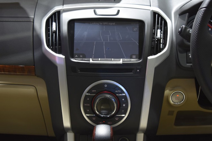 Nằm bên trên bảng điều khiển trung tâm, hãng xe hơi Isuzu đã loại bỏ hệ thống giải trí Kenwood của phiên bản cũ và thay vào đó là màn hình cảm ứng 8 inch, được tích hợp đầy đủ các tiện ích như định vị vệ tinh và kết nối smartphone. Xe cũng có khả năng hiển thị nội dung trên màn hình điện thoại lên hệ thống thông tin giải trí.