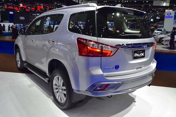 Hai bên thân xe của MU-X mới không thay đổi lớn, ngoại trừ sự xuất hiện của bộ mâm 18 inch 6 cánh kép với thiết kế thanh lịch hơn. Ở phía sau, cụm đèn hậu vẫn có chóa với hình dáng như phiên bản cũ, nhưng cũng sở hữu những dải đèn LED hiện đại hơn.