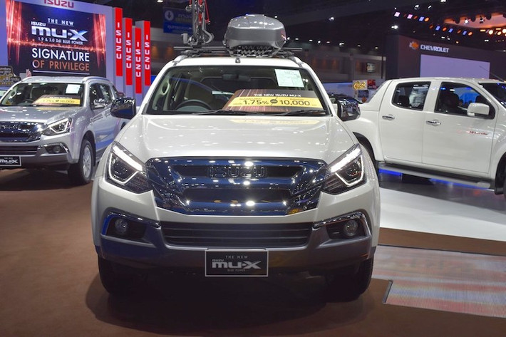 Về hệ động lực, MU-X 2017 vẫn giữ nguyên so với đời cũ với 2 loại động cơ dầu khác nhau. Trong đó, động cơ nhỏ hơn sở hữu dung tích chỉ 1.9l và 4 xi-lanh thẳng hàng, nhưng được trang bị tăng áp để cho công suất tối đa 150 PS và mô-men xoắn cực đại 350 Nm.