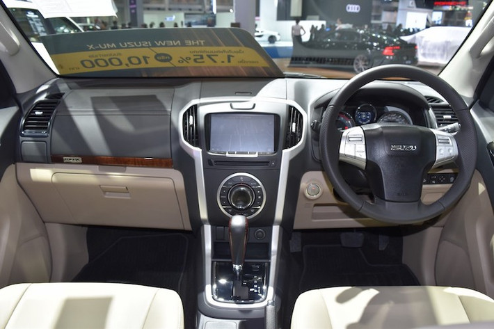 Ở bên trong nội thất, Isuzu MU-X 2017 có thiết kế không thay đổi so với phiên bản cũ trước đây. Tuy nhiên cabin của xe đã được hoàn thiện với các ghế ngồi bọc da, ốp giả gỗ cùng cách phối màu đem tới cảm giác sang trọng và cao cấp hơn.