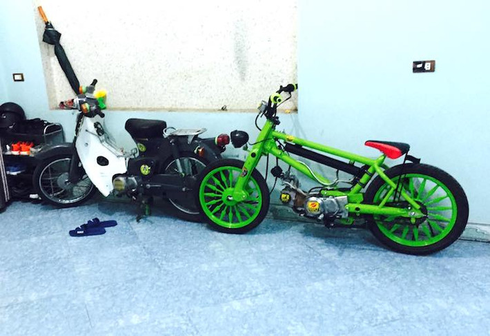 Kích thước của chiếc "xe đạp ruồi" chạy động cơ Super Cub này nhỏ gọn hơn nhiều so với xe nguyên bản về chiều rộng, nhưng vẫn có chiều dài tương đương. Theo người chơi xe, chi phí để tạo ra một chiếc xe tương tự là khoảng 10 triệu đồng.