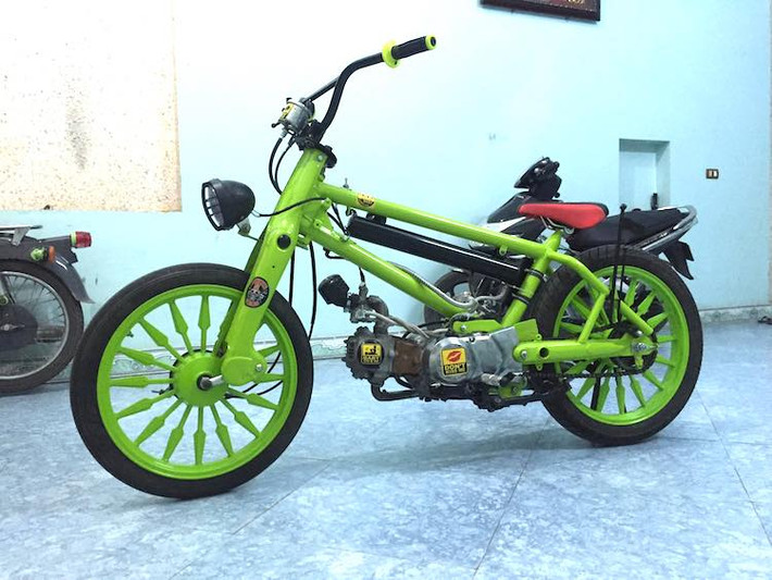 Với sự phổ biến, mức giá rẻ và lịch sử lâu năm của mình, Honda Super Cub đã được rất nhiều người yêu xe tìm cách "độ chế" hàng chục năm qua. Từ chiếc xe số phổ thông này, các "tay chơi" đã sáng tạo ra nhiều phong cách độ khác nhau.