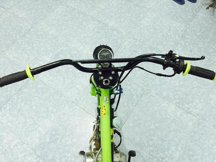 Chiếc xe Honda độ độc đáo này được trang bị ghi-đông cao tương tự như của xe đạp BMX. Hướng tới sự tối giản giống những chiếc xe đạp, hệ thống điện của những chiếc Cub BMX thường cực kỳ đơn giản, thậm chí là không có hệ thống điện. Tuy nhiên chiếc xe này đã được chủ nhân lắp cho đèn trước, đèn sau và đồng hồ.