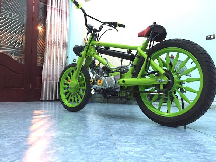 Trên bản độ này, chủ xe đã tận dụng bộ gắp sau nguyên bản từ Super Cub và hàn nó vào khung thép chế. Động cơ nguyên bản của chiếc xe không có sự thay đổi gì lớn, ngoại trừ bộ lọc gió rút gọn. Do có hệ thống điện tối giản nên chiếc xe khởi động bằng cần đạp.