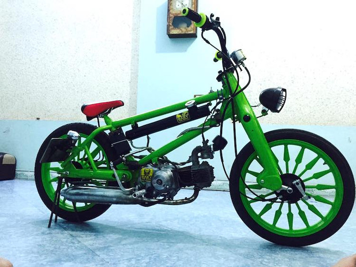 Gần đây, một biker trẻ sống tại miền Nam Việt Nam đã hoàn thành xong một bản độ Cub "xe đạp ruồi" cực độc đáo. Trên bản độ này, chủ xe đã giữ lại phuộc "giò gà" nguyên bản của Cub ở phía trước, trong khi cặp bánh xe được thay bằng mâm đúc nhiều nan nhưng vẫn có đường kính 17 inch.