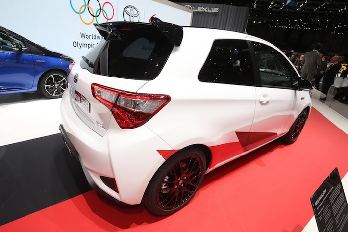 Những chiếc Yaris GRMN thể thao còn có điểm đặc biệt là nước sơn màu trắng với các họa thiết hình khối sử dụng gam màu cam-đỏ-đen. Chúng cũng đi kèm với mâm thể thao cao cấp từ hãng BBS của Đức, có đường kính lên tới 17 inch.