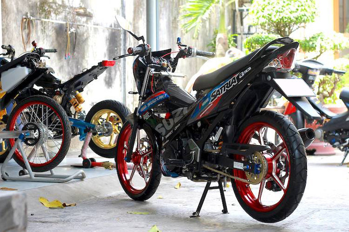 Chiếc xe côn tay underbone rất được ưa chuộng Suzuki Satria F150 sau khi được độ hàng loạt các phụ kiện "hàng hiệu" lên đến gần 100 triệu đồng đã trở nên cực kỳ hấp dẫn mà không mất đi vẻ đẹp nguyên bản.