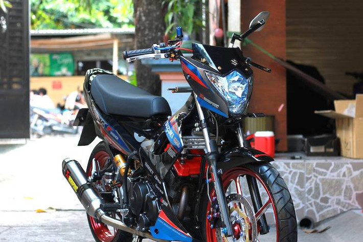 Tuy nhiên, không bằng lòng với xe nguyên bản, một số người chơi xe vẫn đã tiếp tục nâng cấp Satria F150, giống như chủ nhân của chiếc xe này. Trong số toàn bộ các chi tiết được gắn lên xe, nổi bật nhất là cặp mâm Racing Boy nhôm CNC 5 cây, có giá lên tới 20 triệu.
