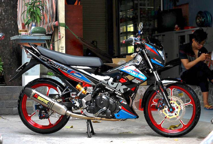 Trước khi Suzuki Raider bán chính thức tại nước ta, Suzuki Việt Nam cũng đã từng nhập chiếc xe máy Suzuki Satria F150 gần như y hệt từ Indonesia và bán với giá hơn 90 triệu đồng vào năm 2013. Tới nay, những chiếc xe này vẫn còn tiếp tục được người yêu xe ưa chuộng.