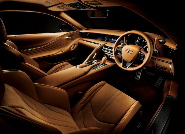 Đúng như mong đợi từ Lexus, cabin của LC là một không gian cực kỳ sang trọng với da cao cấp màu cafe sữa, alcantara và những vật liệu đắt tiền, chẳng hạn như magie ở cần chuyển số phía sau tay lái.