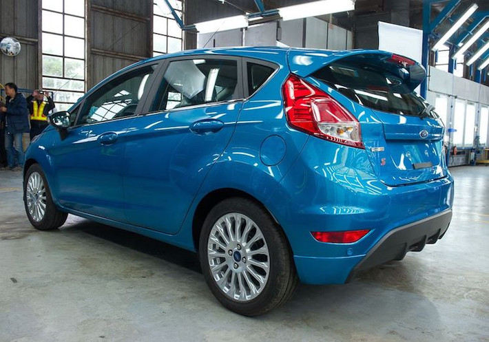 Ford Fiesta có 2 phiên bản động cơ, 1 trong số đó là EcoBoost 1.0L công suất 125 mã lực, momen xoắn cực đại 170 Nm đi cùng hộp số tự động 6 cấp PowerShift. Phiên bản còn lại là loại 1,5L Ti-VCT, 4 xi-lanh 112 mã lực/140Nm kết hợp cùng hộp số tự động 6 cấp hoặc hộp số sàn 5 cấp. Tùy từng phiên bản, Fiesta có giá từ 584 tới 637 triệu đồng.