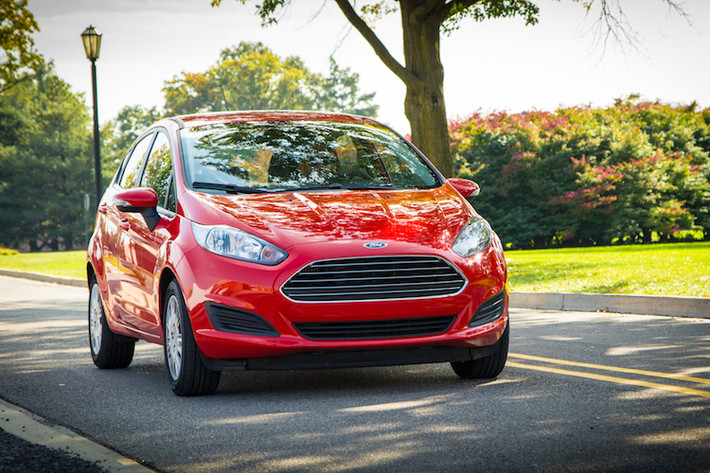 Với phiên bản nâng cấp giữa vòng đời mới nhất, dòng hatchback Fiesta của Ford đã được hãng thay đổi thiết kế với điểm nhấn là lưới tản nhiệt thanh ngang khá giống siêu xe Aston Martin. Với thiết kế mới, Fiesta không chỉ giữ nguyên vẻ hiện đại mà còn có thêm sự thanh lịch, phù hợp cho các "quý bà, quý cô" trong mọi tình huống, từ đi chơi tới đi làm.