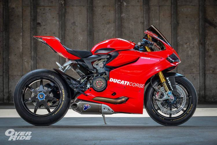 Tuy nhiên với một loạt các hãng phụ tùng tên tuổi, 1199 Panigale S còn có thể tiếp tục được nâng cấp để trở thành một mẫu "xe đua đường phố" thực thụ. Để nâng cấp chiếc 1199 Panigale S của mình, Kitti Wif - một dân chơi xe tại Thái Lan đã tuyển chọn những phụ tùng "khủng" nhất cho chiếc xe.