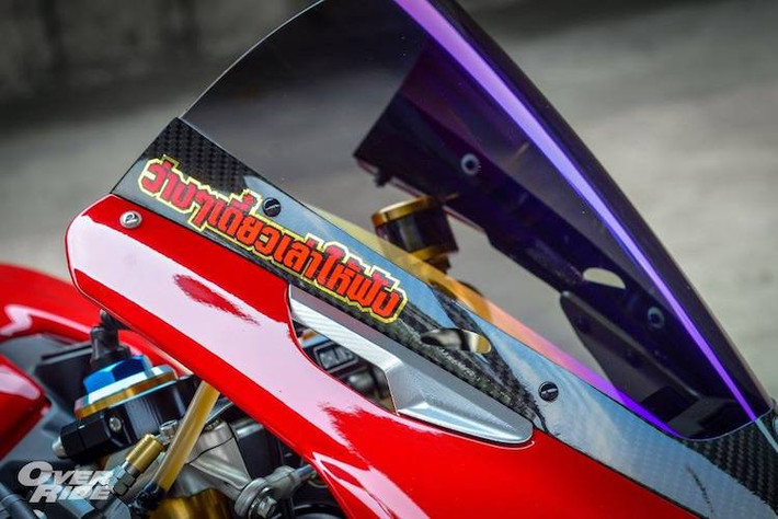 Bắt đầu từ phía trước, chiếc 1199 Panigale S đã được Kitti bỏ đi gương chiếu hậu và thay bằng pát nhôm của Ducati Performance để đem tới cho chiếc xe vẻ ngoài giống như xe đua. Thay vì kính chắn gió nguyên bản, chiếc xe cũng sở hữu kính 7 màu tối từ Magical Racing.