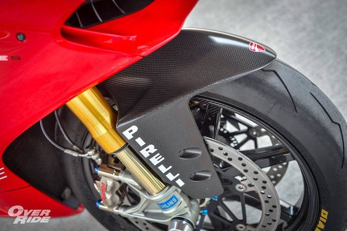 Với cặp mâm 7 cây BST và dè trước sợi carbon của Ducati Performance, trọng lượng của 1199 S còn giảm thêm ít nhất 5 kg. Hệ thống phanh trước của xe cũng được nâng cấp với cặp heo Brembo GP4RX và dây dầu Stahlbus, trong khi lốp Pirelli Diablo Supercorsa 120/55/17 bao quanh vành trước BST.