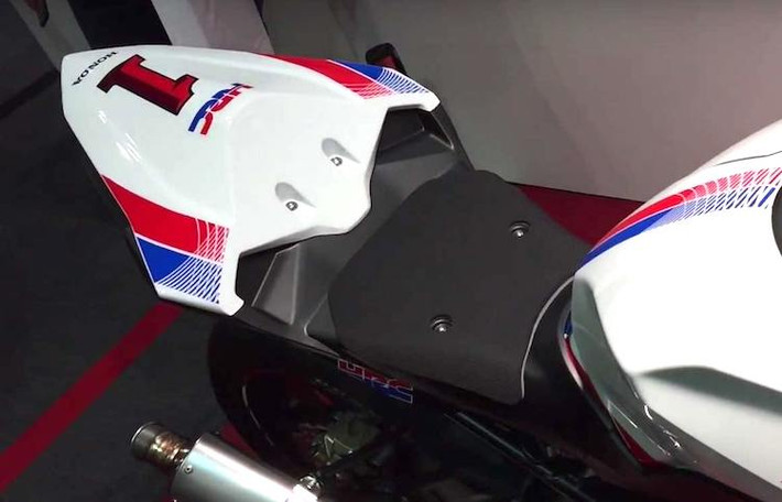 Trên CBR250RR bản đua, yên xe cho người lái đã bị tối giản chỉ còn là một miếng đệm mỏng. Trong khi đó, yên người ngồi sau cũng không còn. Toàn bộ phần đuôi xe là một tấm nhựa nguyên khối do không còn đèn hậu.