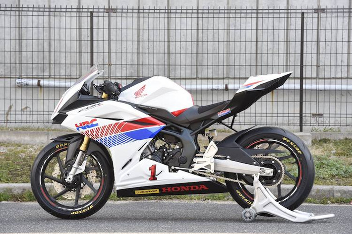 So với phiên bản thương mại, chiếc CBR250RR bản đua có thiết kế y hệt, nhưng đã bị lược bỏ đi một số chi tiết không cần thiết khi thi đấu. Nhìn lướt qua, 2 khác biệt lớn nhất của chiếc xe đó là không còn pát chắn bùn kèm xi-nhan sau và gương chiếu hậu phía trước. Xe có dàn áo được trang trí theo sắc trắng-đỏ-xanh đặc trưng của bộ phận xe đua HRC.