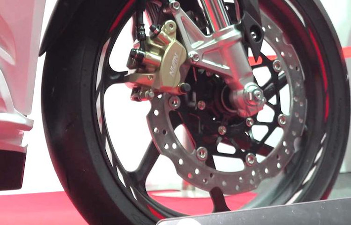 Vẫn được trang bị phuộc trước dạng USD của Showa và hệ thống phanh Nissin, tuy nhiên CBR250RR bản đua sẽ không được trang bị hệ thống chống bó cứng phanh ABS. Cặp mâm 7 cánh xoắn vẫn được giữ nguyên trên phiên bản này.